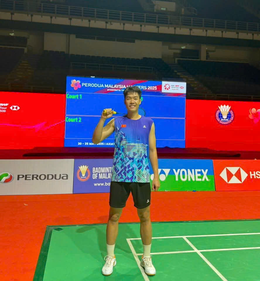 Le Duc Phat competes in the qualifying round of male individuals of the Bádminton malaysia Masters 2025 tournament.