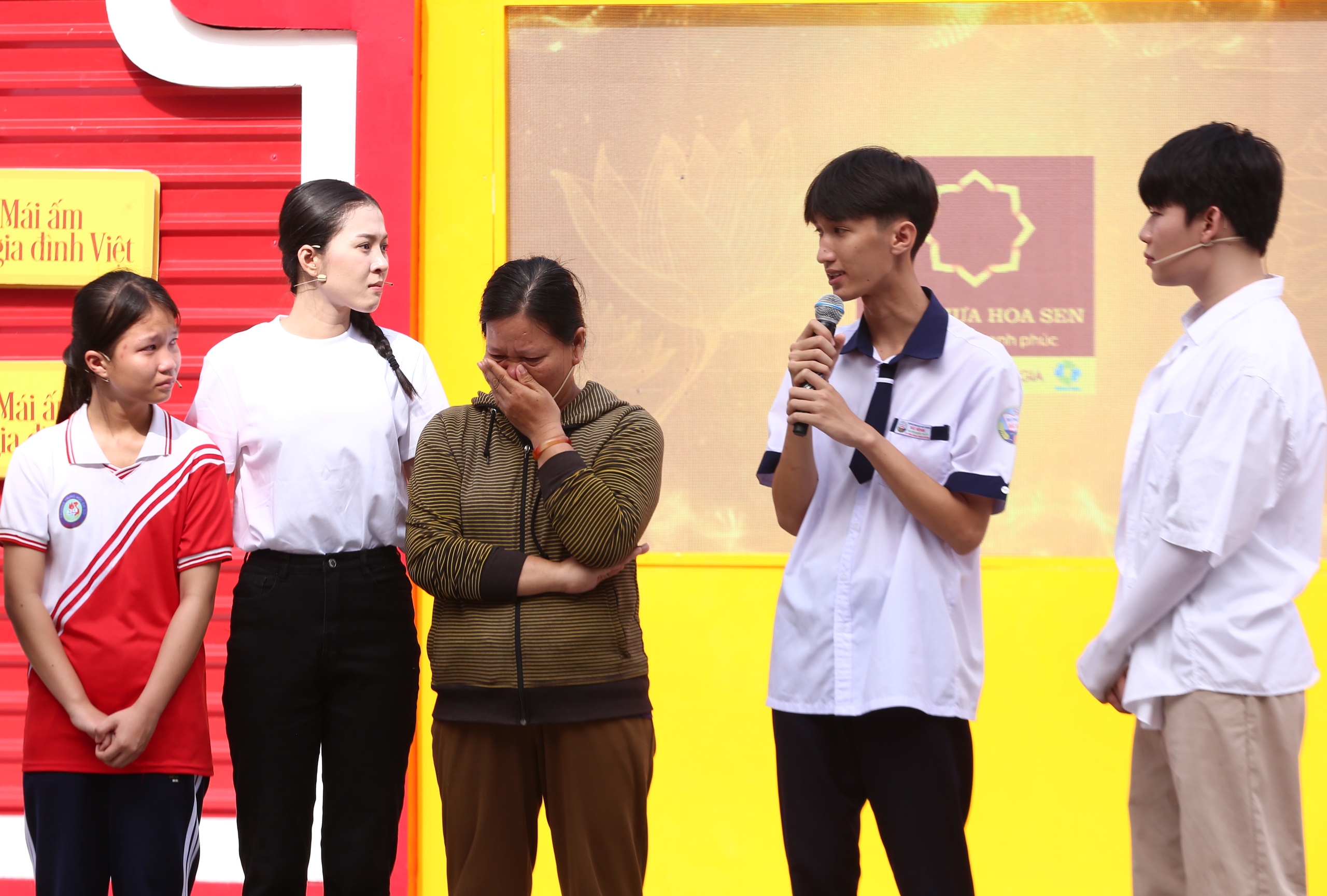Quang Trung khóc nức nở, làm điều đặc biệt cho 7 em nhỏ mồ côi - Ảnh 1.