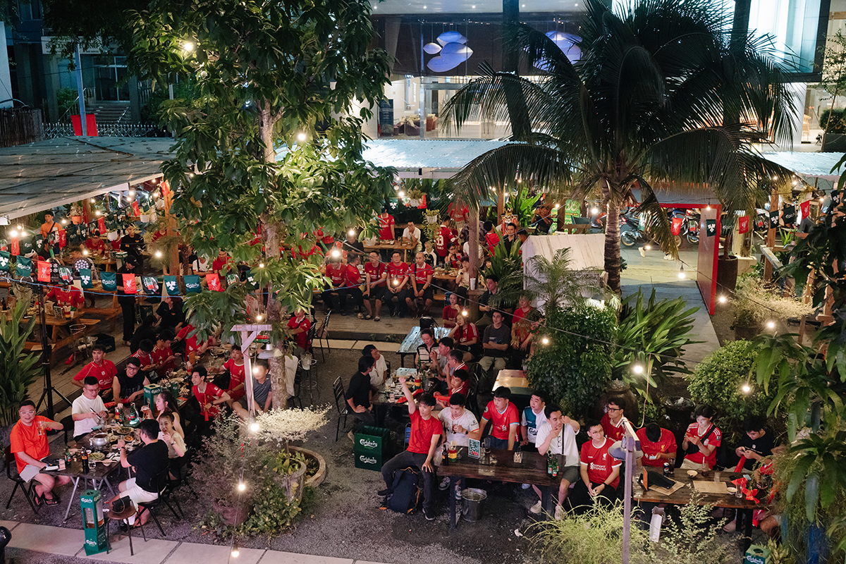 Проявите себя в стиле болельщика ФК «Ливерпуль» вместе с Carlsberg и насладитесь лучшим летом в самом сердце Хошимина - Фото 1. Cùng Carlsberg bật chất ‘fan cứng’ Liverpool FC, bật hè tuyệt đỉnh ngay giữa lòng TP.HCM- Ảnh 1.