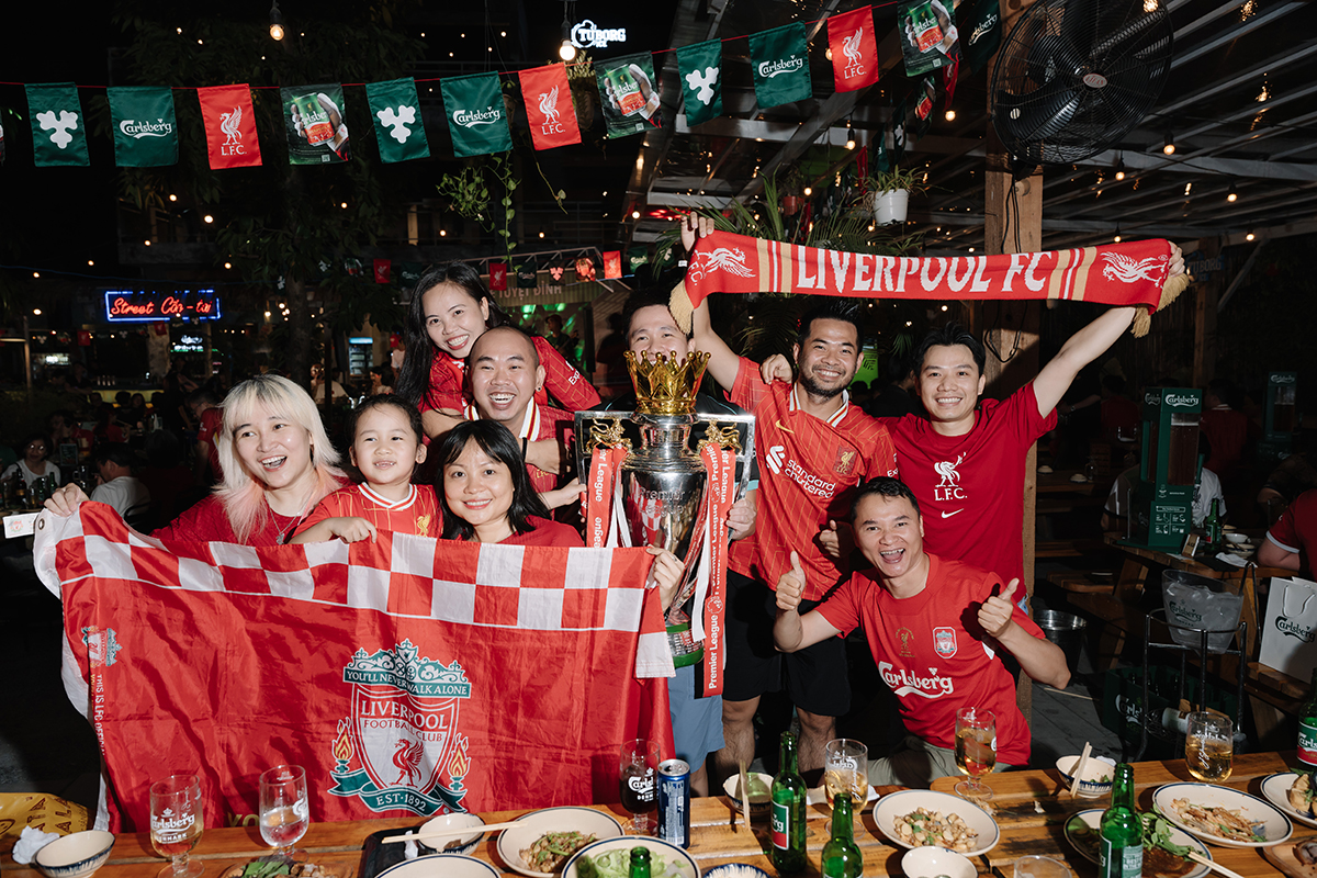 Пробудите в себе дух болельщика ФК «Ливерпуль» вместе с Carlsberg и насладитесь лучшим летом в самом сердце Хошимина - Фото 2. Cùng Carlsberg bật chất ‘fan cứng’ Liverpool FC, bật hè tuyệt đỉnh ngay giữa lòng TP.HCM- Ảnh 2.