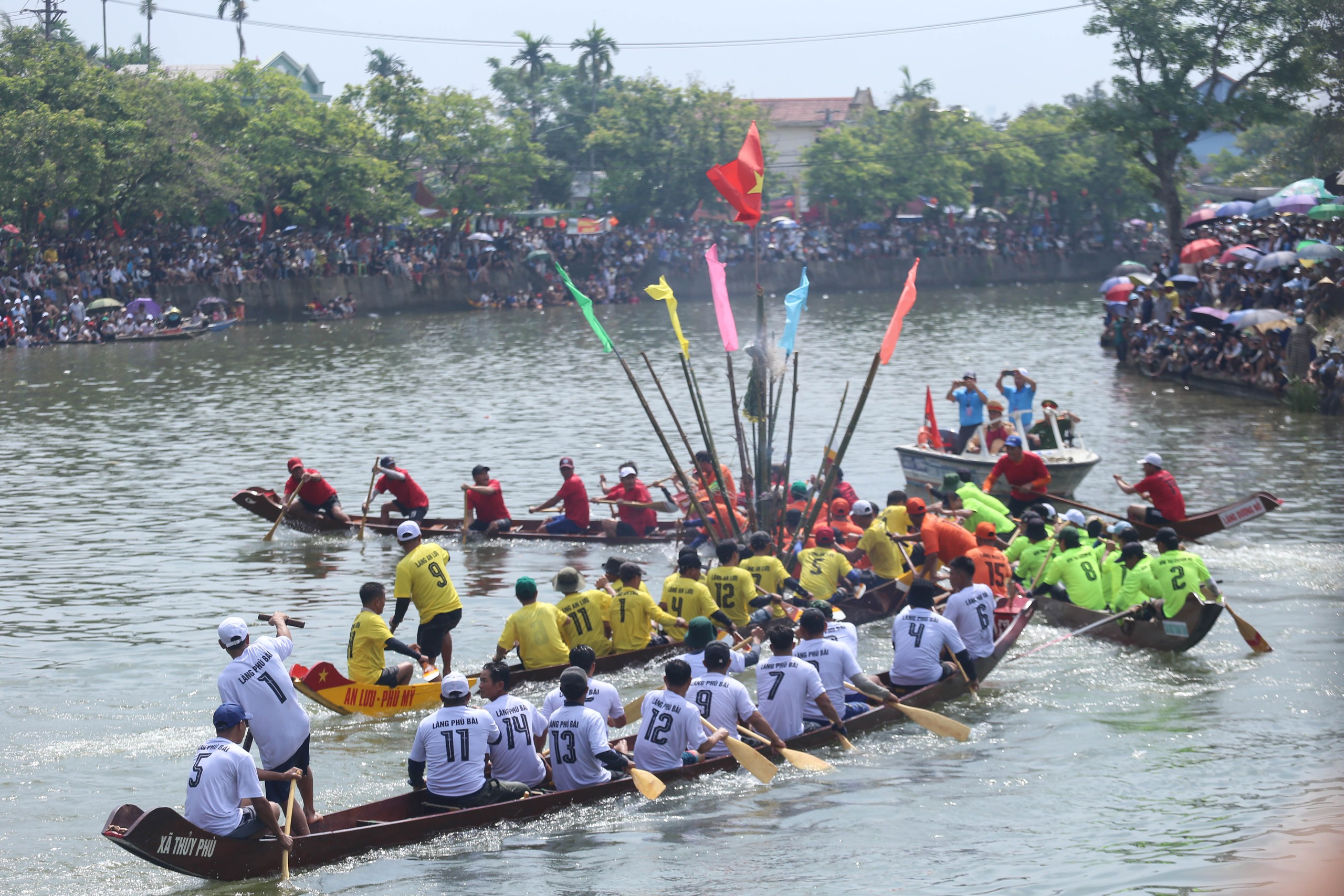 Sôi động giải đua ghe truyền thống tại ngôi làng Bác Hồ từng sống thời niên thiếu- Ảnh 3. Sôi động giải đua ghe truyền thống tại ngôi làng Bác Hồ từng sống thời niên thiếu- Ảnh 3.