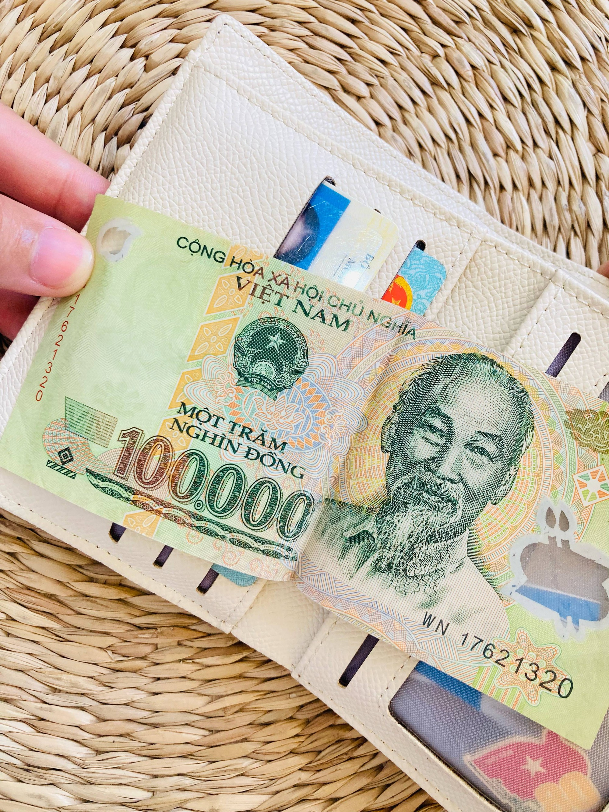 Câu chuyện cảm động về cô gái tìm lại tờ tiền kỷ vật từ bà ngọai - Ảnh 1.