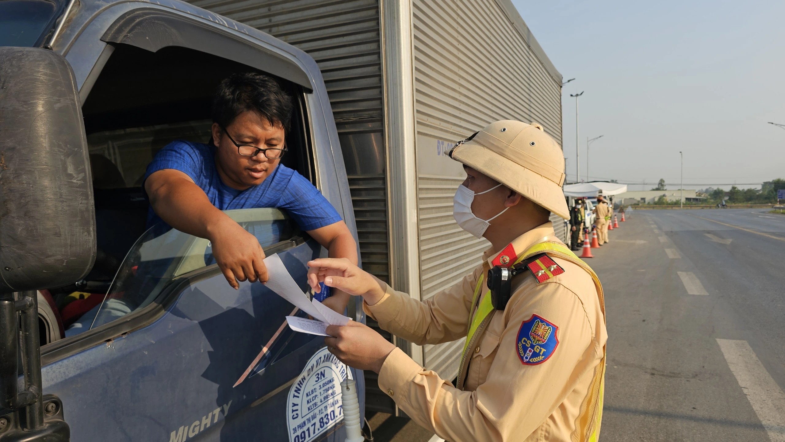 Đề xuất bỏ quy định lái xe quá 48 giờ một tuần: Tài xế nói gì? - Ảnh 1.