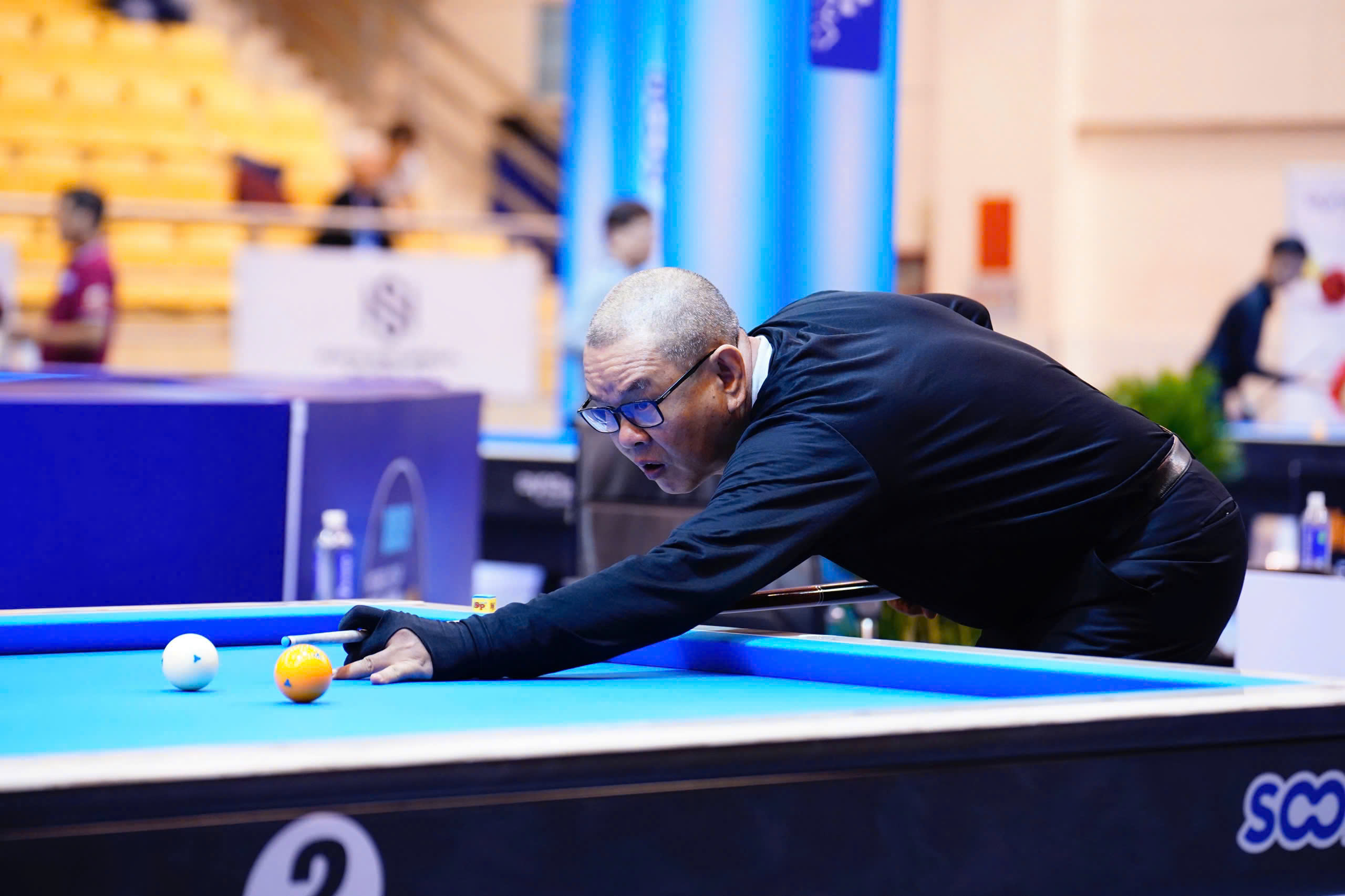 Billiards: Vietnam's 3-cushion 'legend' makes an impressive comeback at the World Cup in Ho Chi Minh City, but...- Photo 1. Billiards: 'Huyền thoại' 3 băng Việt Nam tái xuất ấn tượng tại World Cup TP.HCM, nhưng...- Ảnh 1.