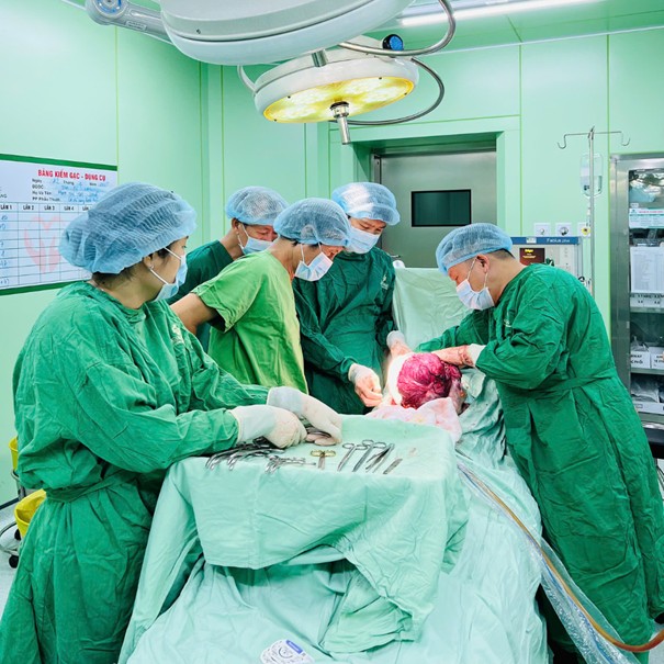 Hơn 2 giờ căng thẳng cắt bỏ khối u xơ tử cung nặng 3,5 kg Hơn 2 giờ căng thẳng cắt bỏ khối u xơ tử cung nặng 3,5 kg