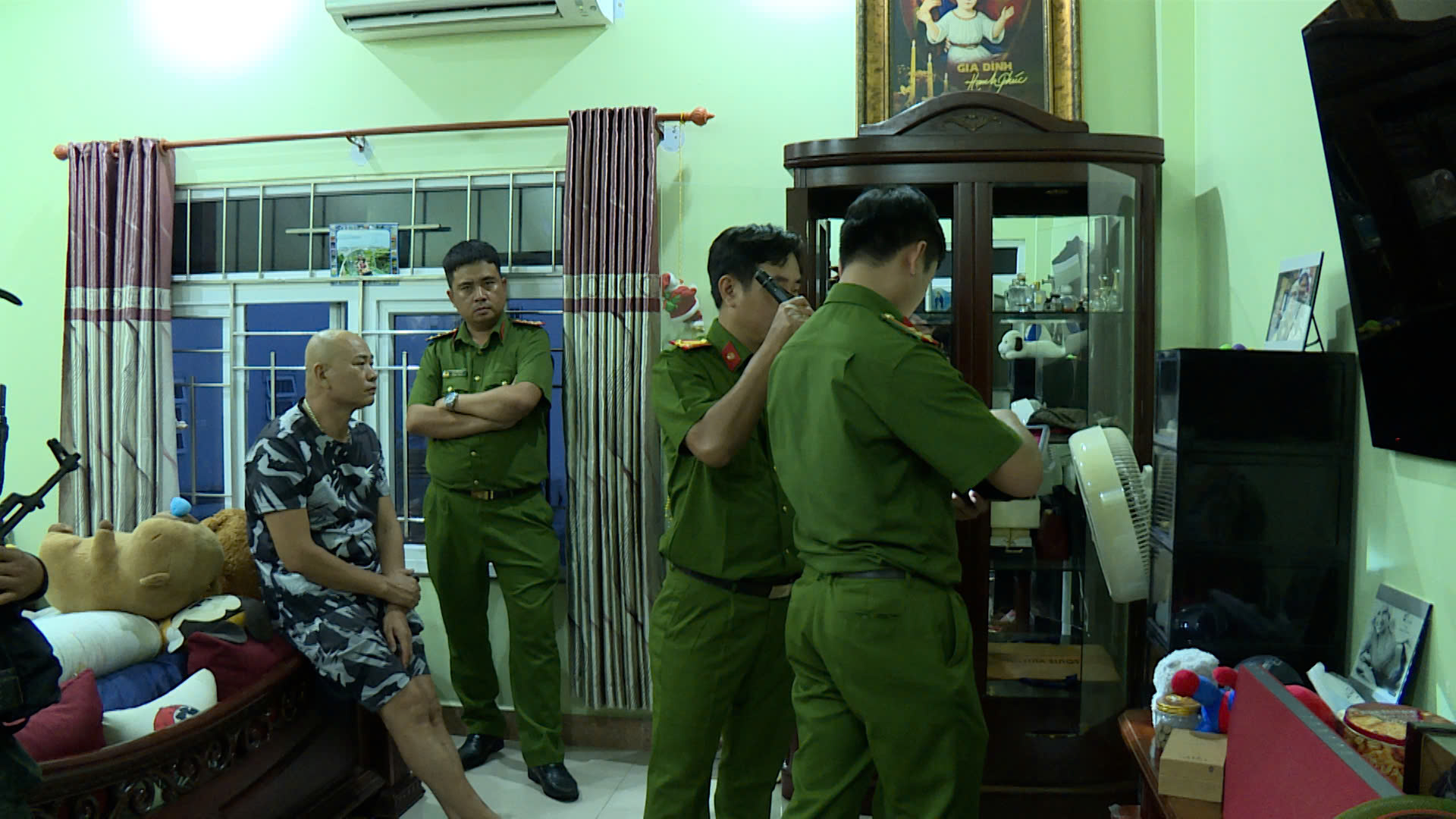 Bình Thuận: Công an vây quán bar Parinight , tạm giữ 42 người sử dụng ma túy - Ảnh 7. Bình Thuận: Công an vây quán bar Parinight , tạm giữ 42 người sử dụng ma túy - Ảnh 7.