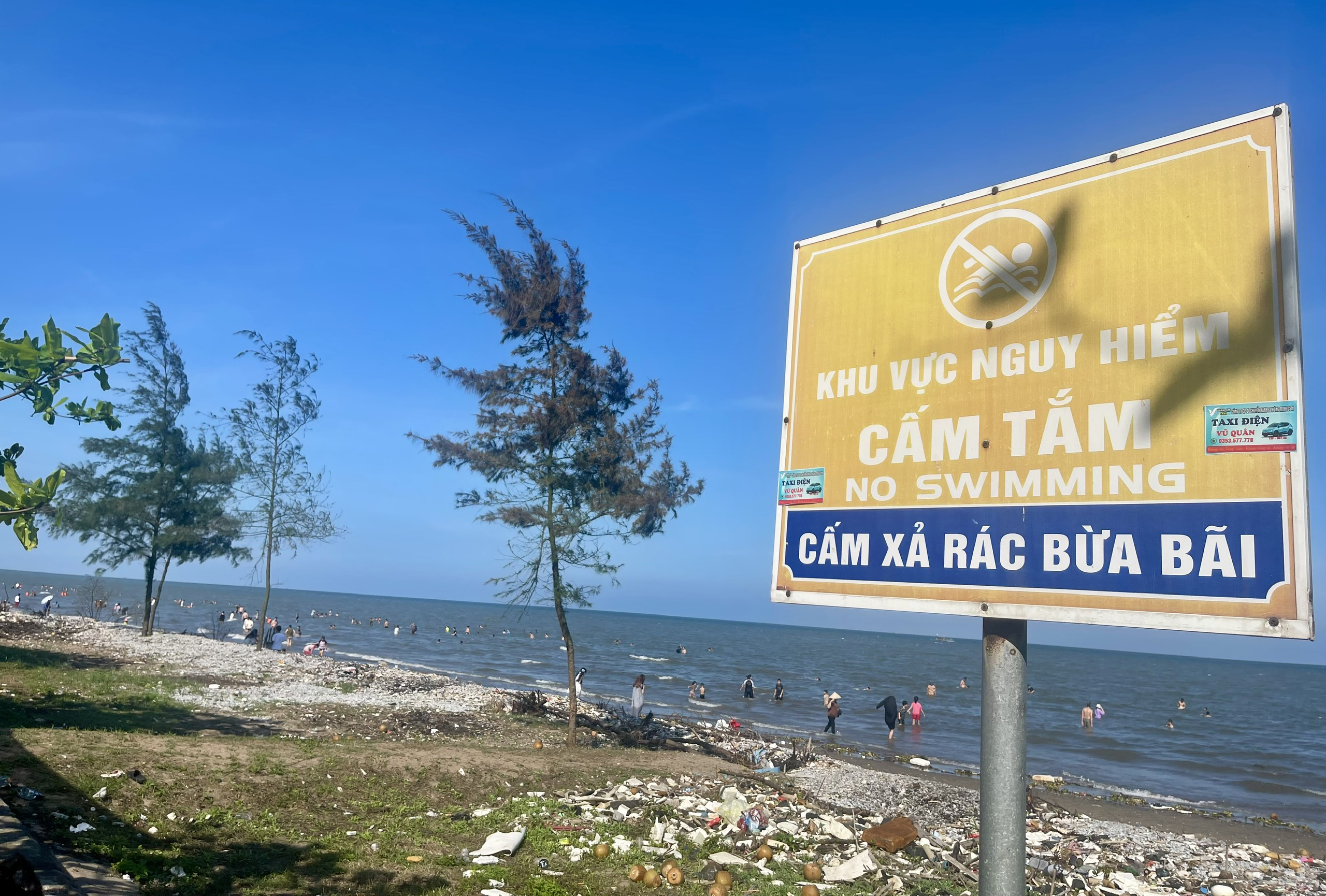 Tắm biển Nam Định giữa rác thải và cảnh báo từ chính quyền - Ảnh 2. Tắm biển Nam Định giữa rác thải và cảnh báo từ chính quyền - Ảnh 2.