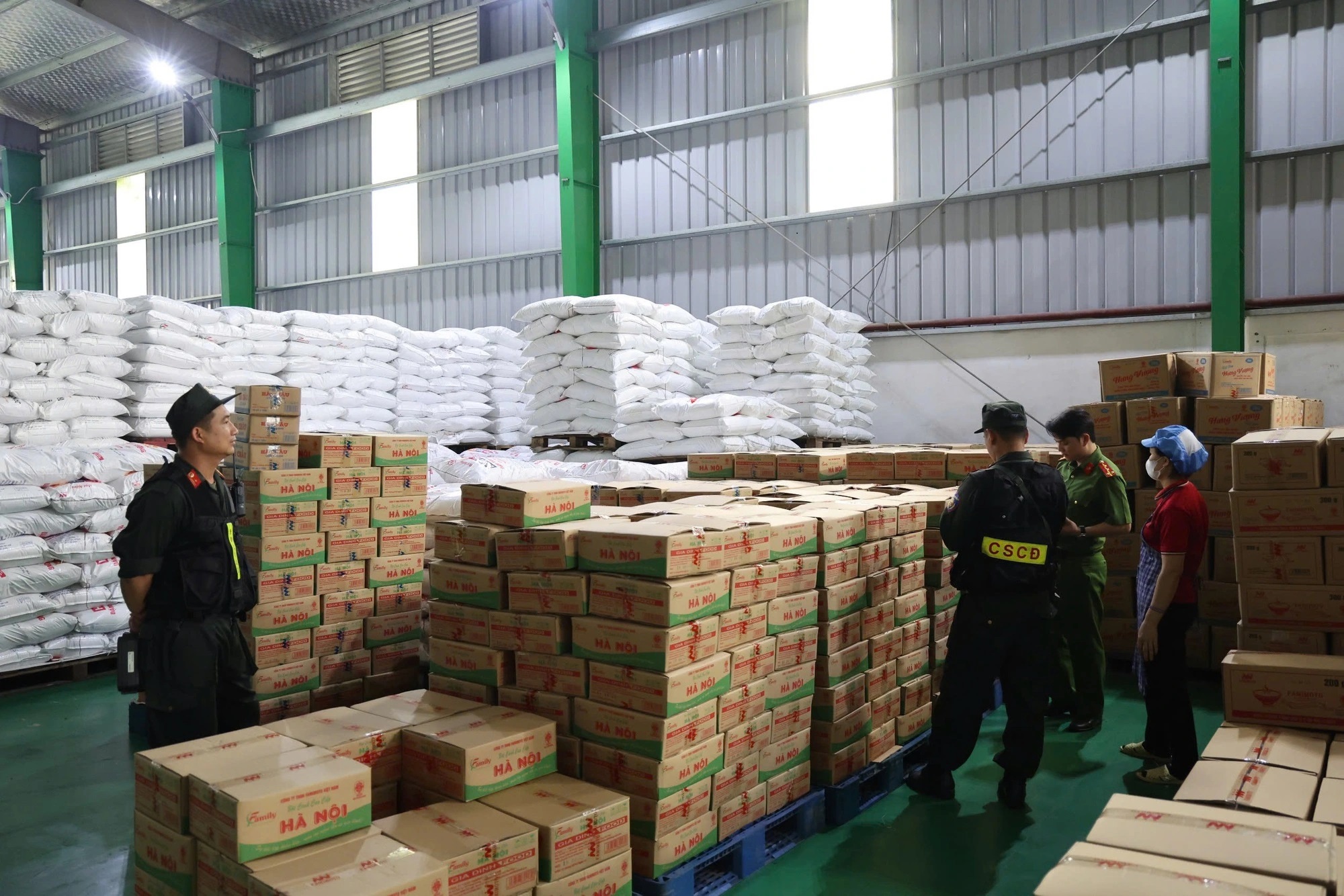 Mạnh tay xử lý hàng giả để bảo vệ người tiêu dùng - Ảnh 1.