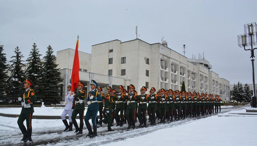 Quân đội Việt Nam tập luyện duyệt binh tại Quảng trường Đỏ dưới tuyết rơi- Ảnh 1. Quân đội Việt Nam tập luyện duyệt binh tại Quảng trường Đỏ dưới tuyết rơi- Ảnh 1.