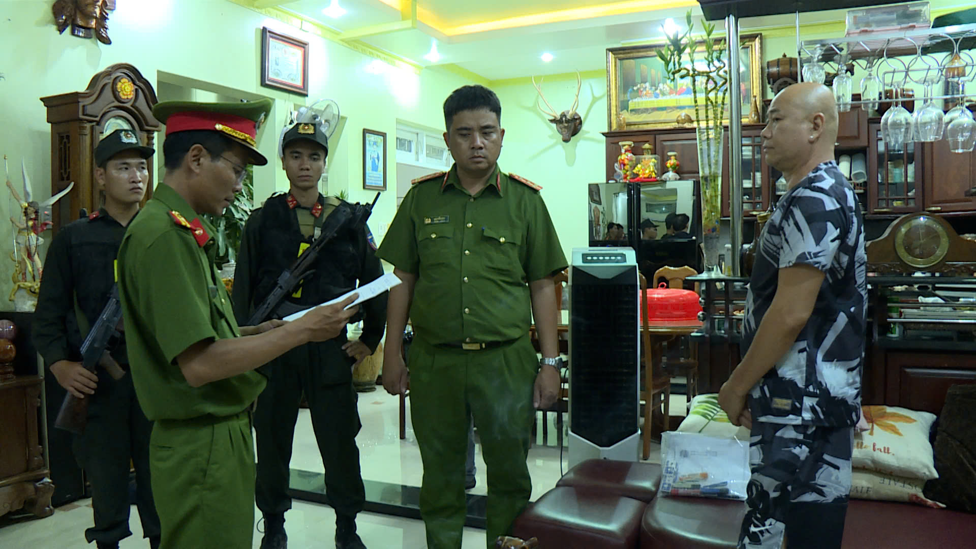 Bình Thuận: Công an vây quán bar Parinight , tạm giữ 42 người sử dụng ma túy - Ảnh 4. Bình Thuận: Công an vây quán bar Parinight , tạm giữ 42 người sử dụng ma túy - Ảnh 4.