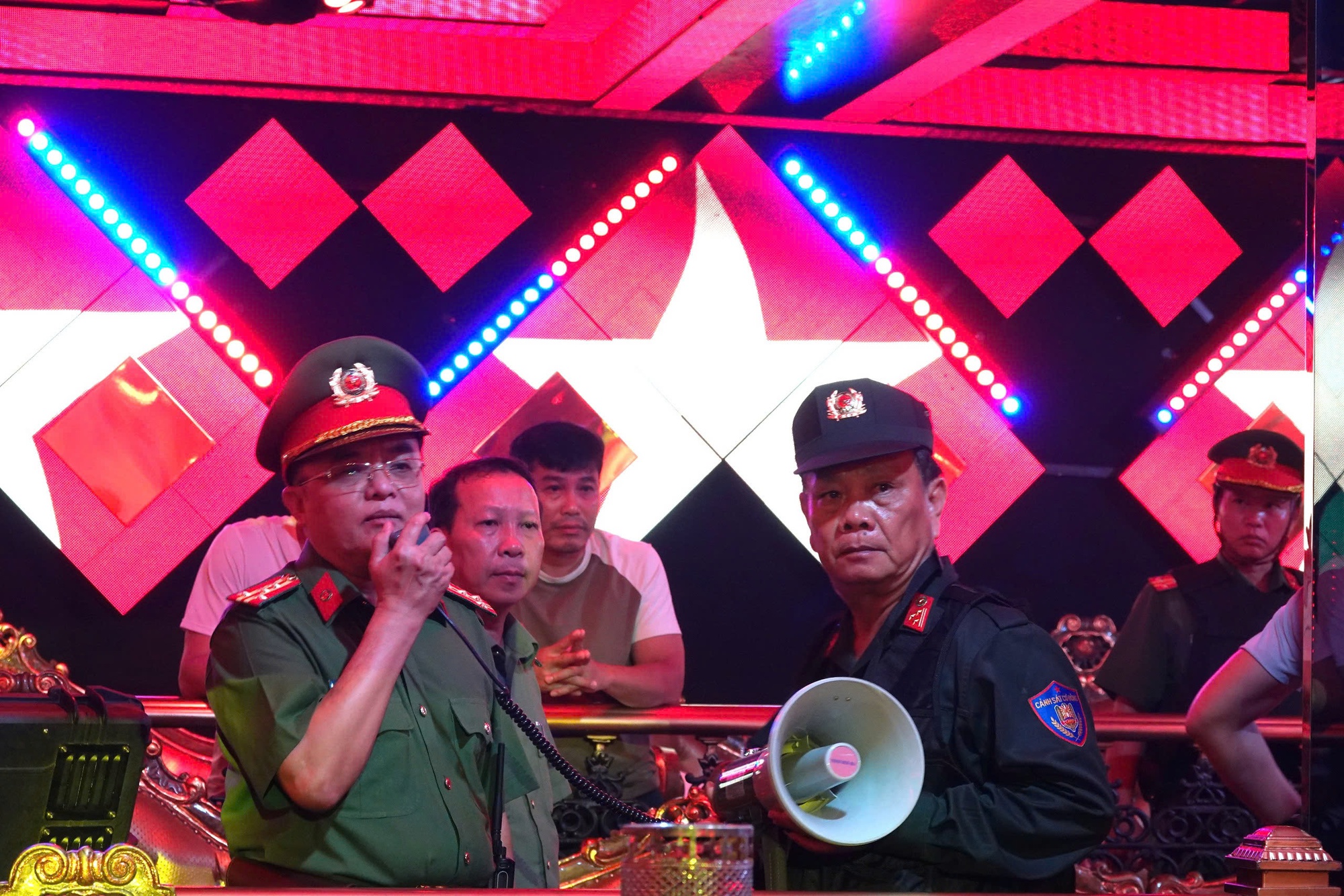 Bình Thuận: Công an vây quán bar Parinight , tạm giữ 42 người sử dụng ma túy - Ảnh 2. Bình Thuận: Công an vây quán bar Parinight , tạm giữ 42 người sử dụng ma túy - Ảnh 2.