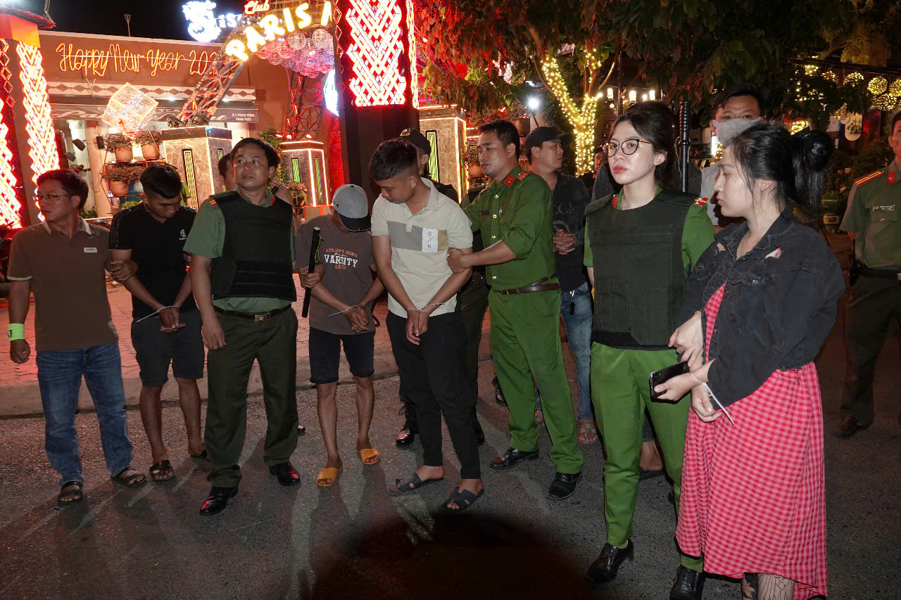 Bình Thuận: Công an vây quán bar Parinight , tạm giữ 42 người sử dụng ma túy - Ảnh 3. Bình Thuận: Công an vây quán bar Parinight , tạm giữ 42 người sử dụng ma túy - Ảnh 3.