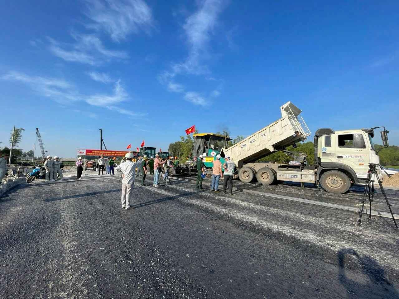 Những công trường tất bật xuyên lễ- Ảnh 2. Những công trường tất bật xuyên lễ- Ảnh 2.