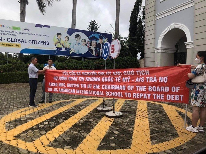 Vụ bà Nguyễn Thị Út Em bị bắt: Từ chủ trường có học phí đắt đỏ đến vỡ nợ hàng ngàn tỉ- Ảnh 2. Vụ bà Nguyễn Thị Út Em bị bắt: Từ chủ trường có học phí đắt đỏ đến vỡ nợ hàng ngàn tỉ- Ảnh 2.