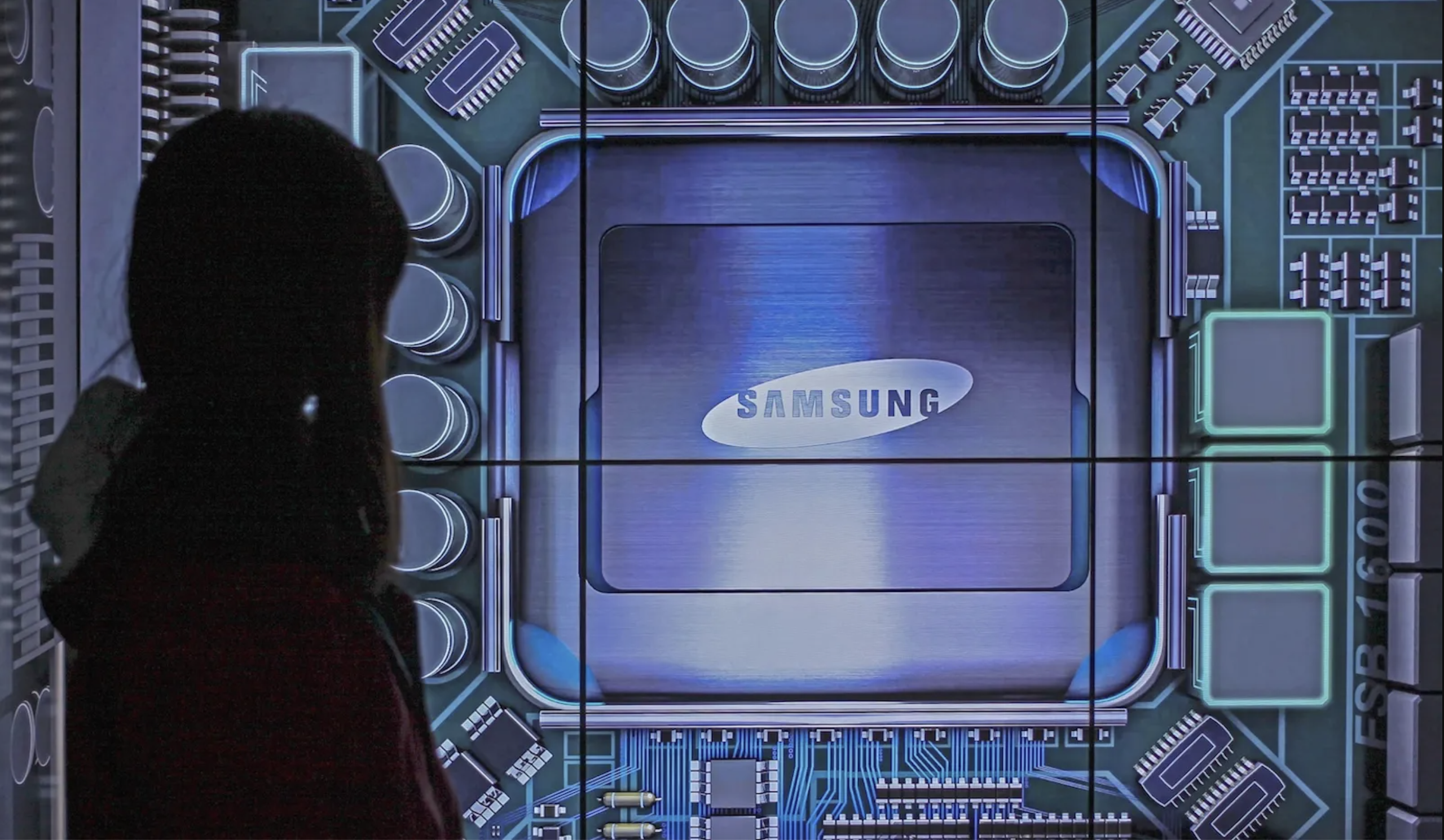 Samsung muốn dời dây chuyền sản xuất để tránh thuế đối ứng của Mỹ - Ảnh 1.