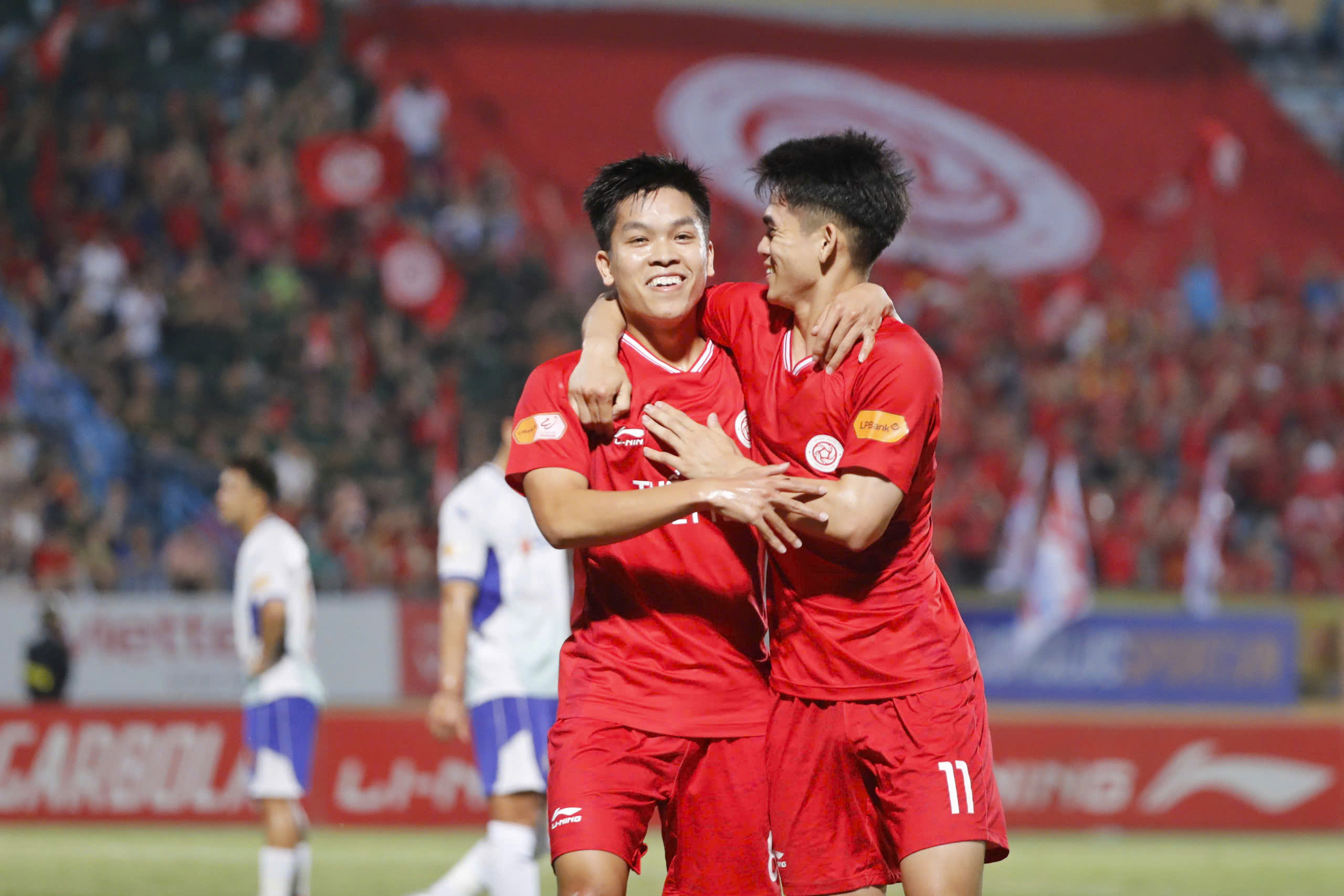 Panas: Perlawanan PVF-CAND ditangguhkan selama 1 jam kerana bas yang membawa The Cong Viettel tersangkut di jambatan Thanh Tri - Foto 1. Nóng: Trận PVF-CAND bị hoãn 1 tiếng vì xe chở Thể Công Viettel bị tắc trên cầu Thanh Trì- Ảnh 1.