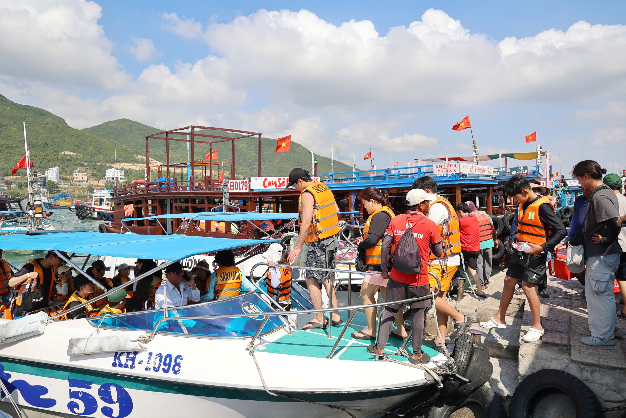 Nha Trang: Tour tham quan biển đảo hút khách- Ảnh 2. Nha Trang: Tour tham quan biển đảo hút khách- Ảnh 2.