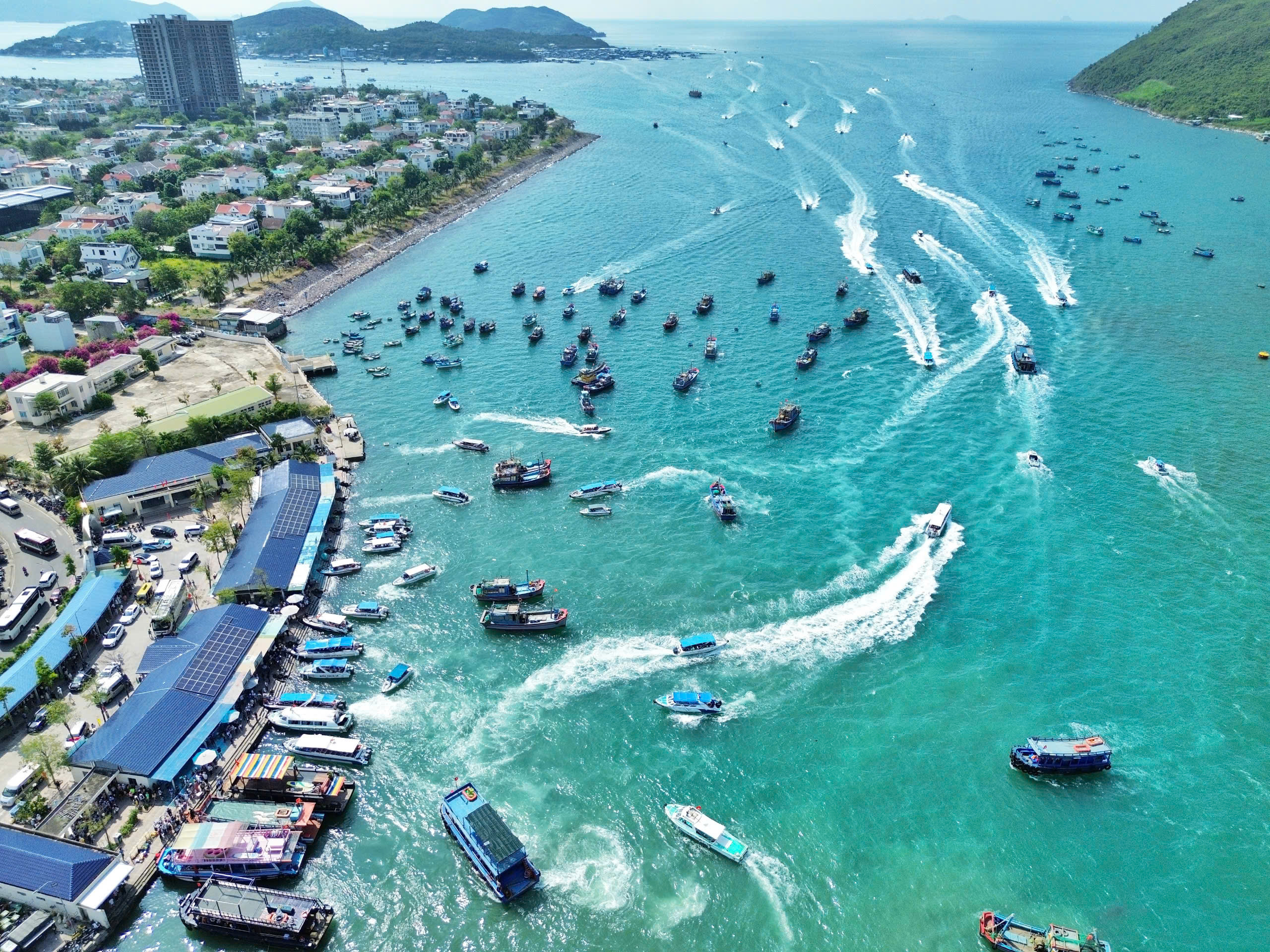 Nha Trang: Tour tham quan biển đảo hút khách- Ảnh 3. Nha Trang: Tour tham quan biển đảo hút khách- Ảnh 3.