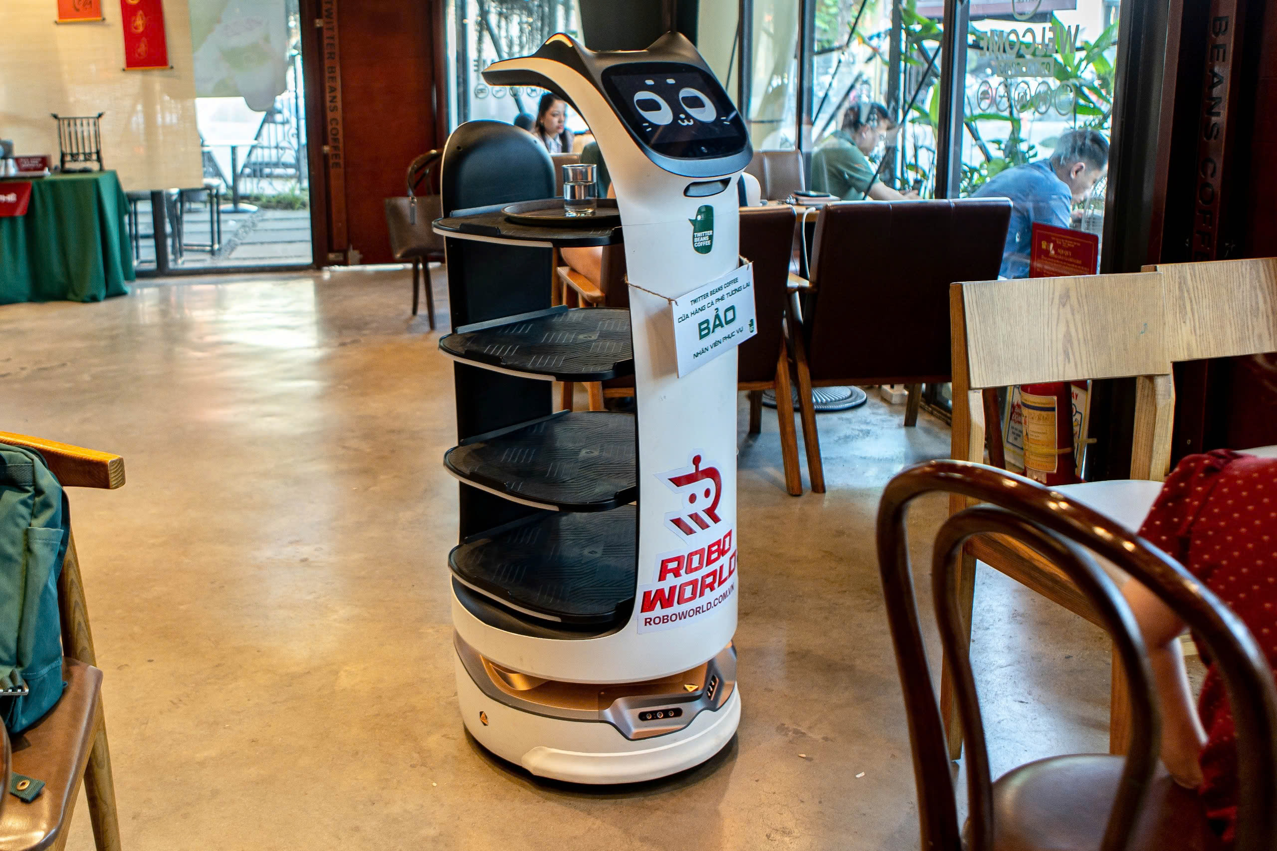 Robot pha chế cà phê hiện đại phục vụ khách tại quán cà phê ở Hà Nội - Ảnh 6. Robot pha chế cà phê hiện đại phục vụ khách tại quán cà phê ở Hà Nội - Ảnh 6.