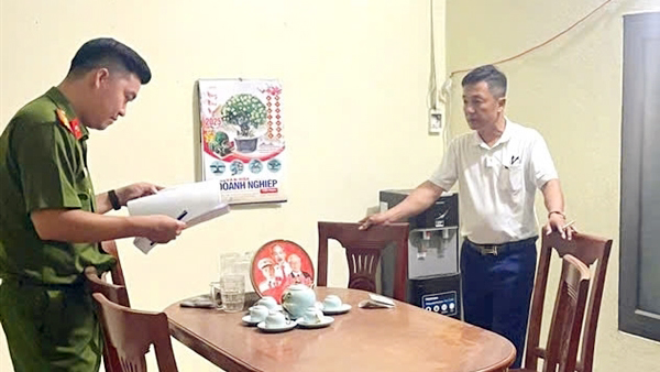 Bắt giữ ông trùm ‘điều’ giang hồ chém chủ tịch công ty để giành mỏ cát Bắt giữ ông trùm ‘điều’ giang hồ chém chủ tịch công ty để giành mỏ cát