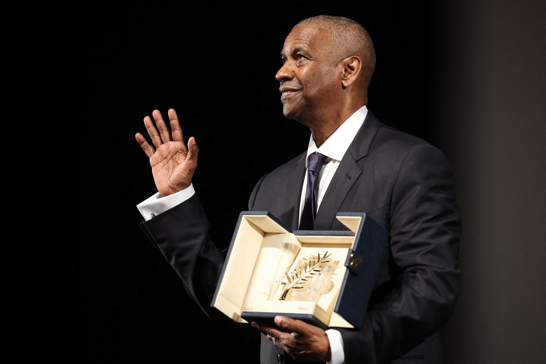 Denzel Washington phản ứng với nhiếp ảnh gia trước khi nhận Cành cọ vàng  danh dự