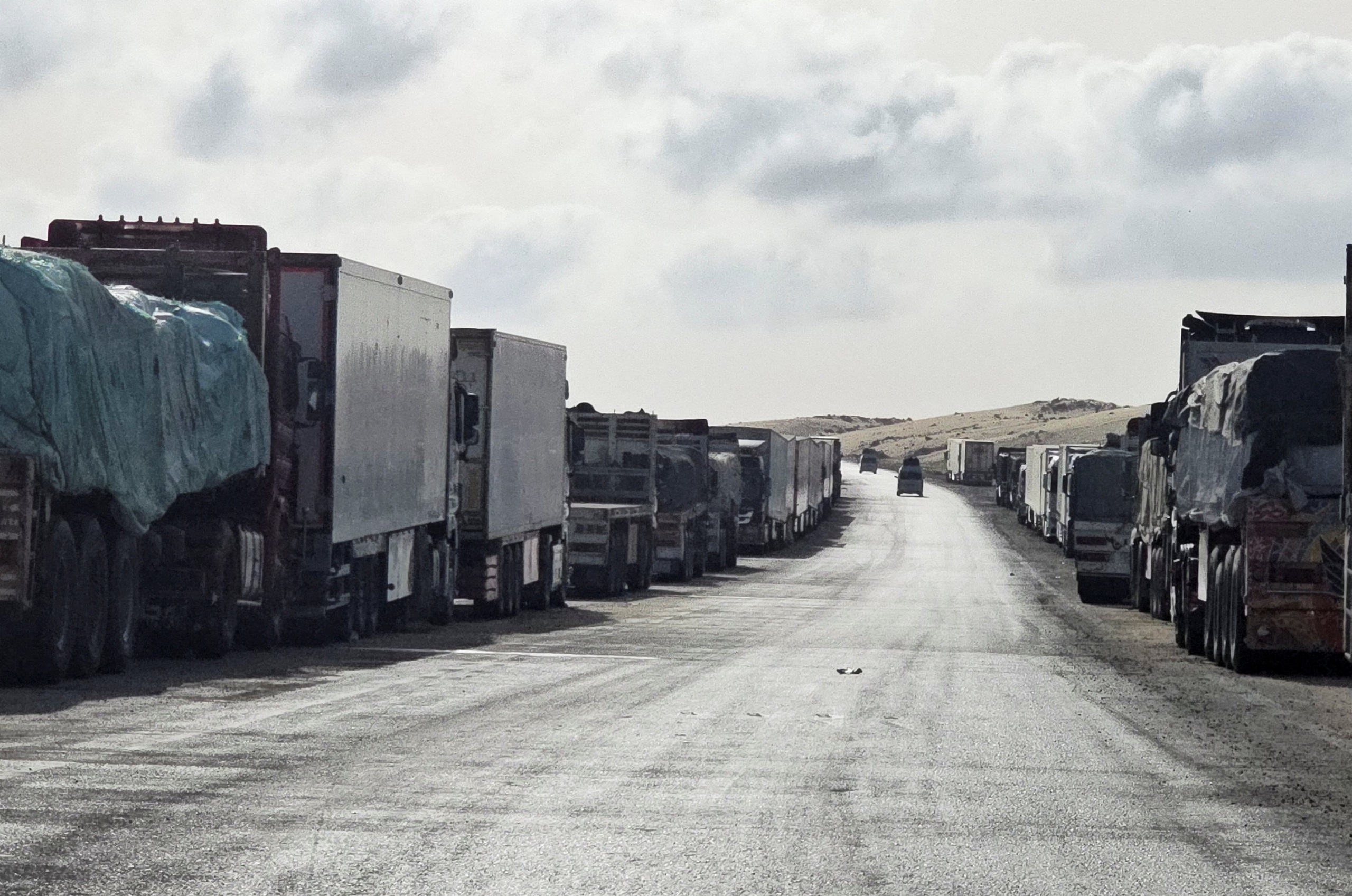 Israel cho ph&eacute;p viện trợ nhỏ v&agrave;o Gaza giữa t&igrave;nh trạng đ&oacute;i kh&aacute;t nghi&ecirc;m trọng - Ảnh 1.