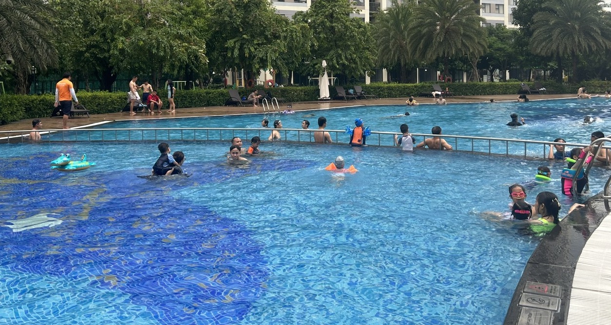 Đi bơi ngày nóng, cần chú ý gì để tránh thủng màng nhĩ? Đi bơi ngày nóng, cần chú ý gì để tránh thủng màng nhĩ từ thói quen xấu - Ảnh 1.