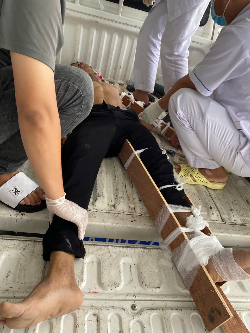 CSGT Vĩnh Long dùng xe tuần tra chở người bị tai nạn đi cấp cứu - Ảnh 2.