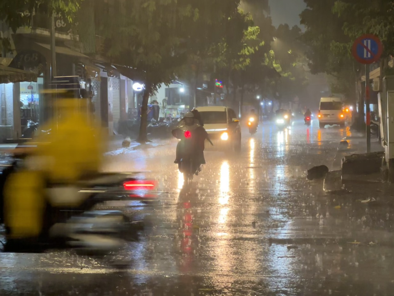 Mưa lớn khắp nơi, cảnh báo sạt lở đất - Ảnh 1.