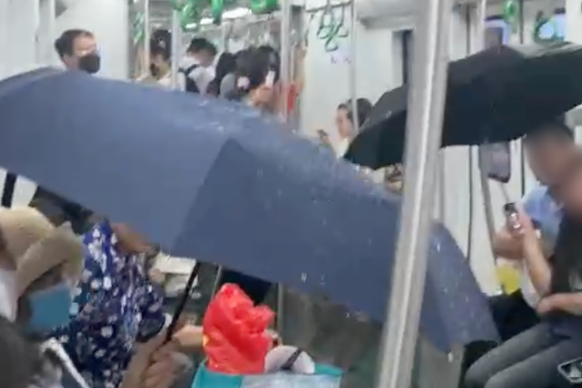 Khách đi tàu metro Cát Linh - Hà Đông phải che ô vì dột nước- Ảnh 1. Khách đi tàu metro Cát Linh - Hà Đông phải che ô vì dột nước- Ảnh 1.