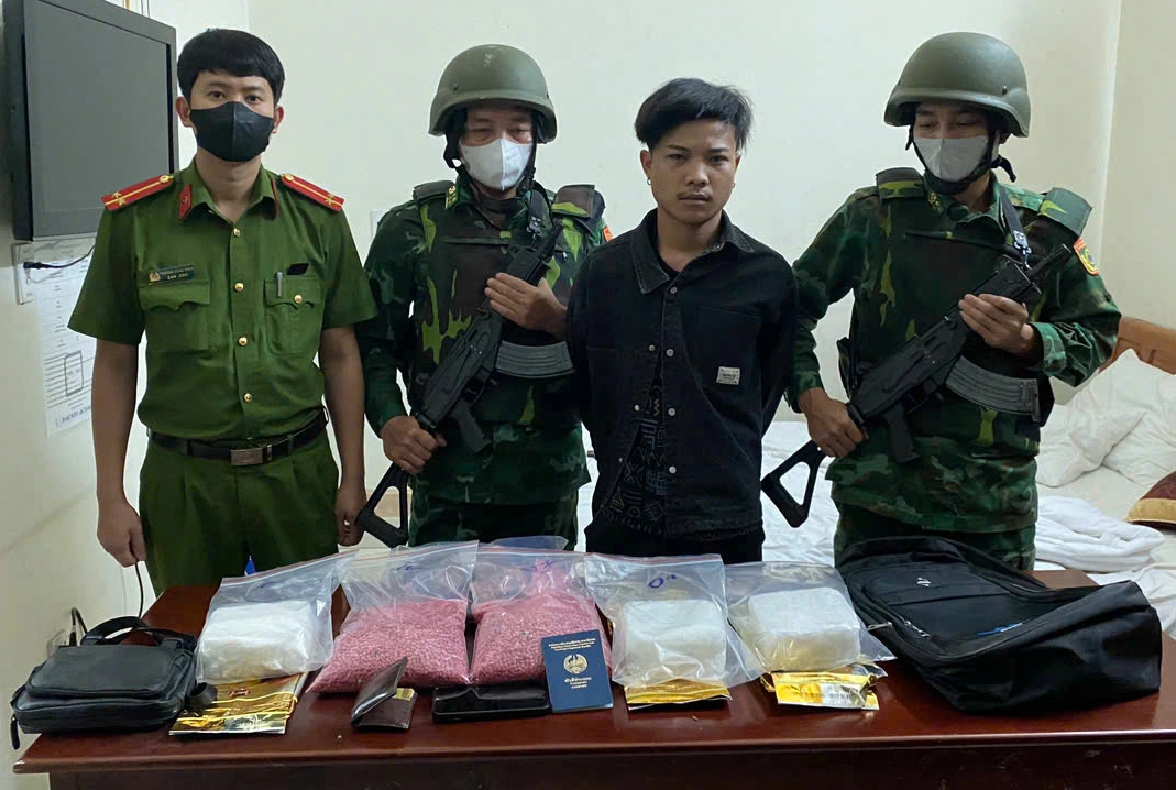 Bắt giữ thanh niên Lào vận chuyển 40.000 viên ma túy vào Việt Nam - Ảnh 1.