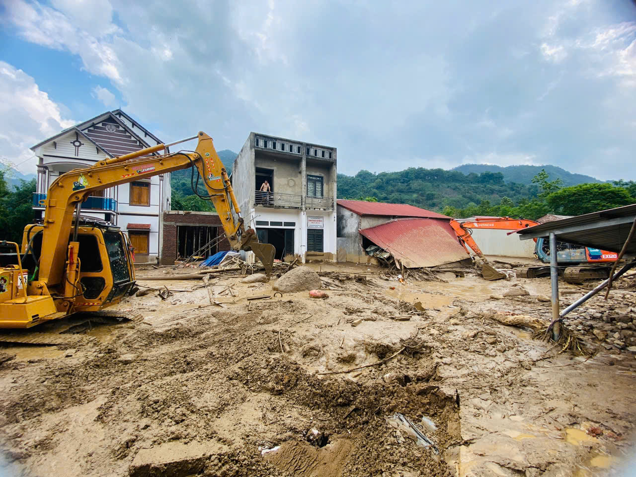 Mưa giông dồn dập trút xuống Bắc bộ, đề phòng lũ quét, sạt lở đất- Ảnh 1. Mưa giông dồn dập trút xuống Bắc bộ, đề phòng lũ quét, sạt lở đất- Ảnh 1.