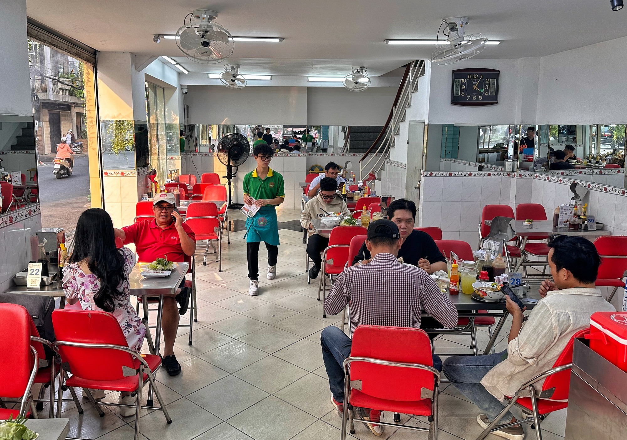 Ngưỡng doanh thu chịu thuế đối với hộ kinh doanh nên theo cơ sở nào? - Ảnh 2.