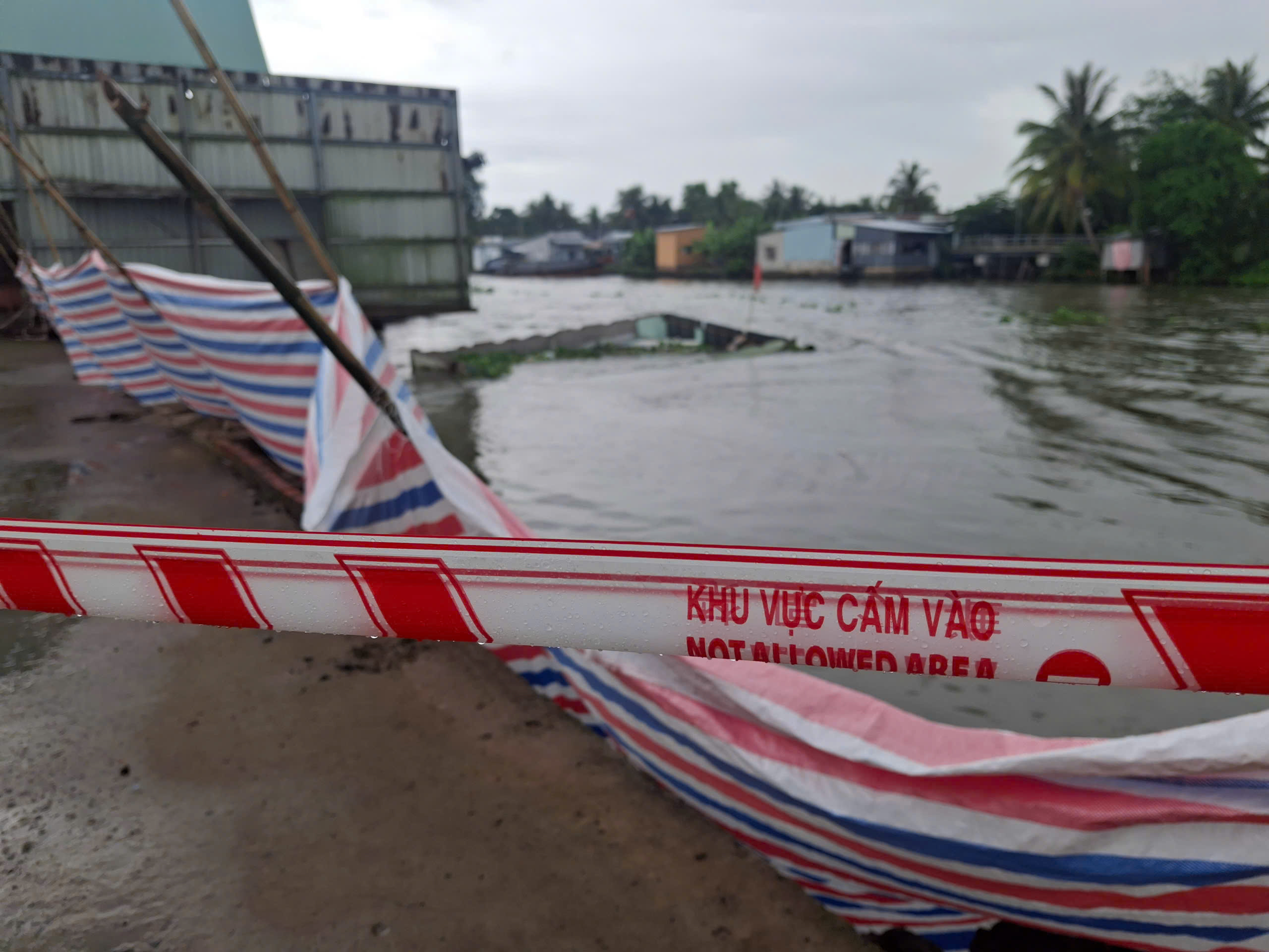 Cần Thơ: Sạt lở cuốn trôi nhà dân xuống sông Ô Môn - Ảnh 2.