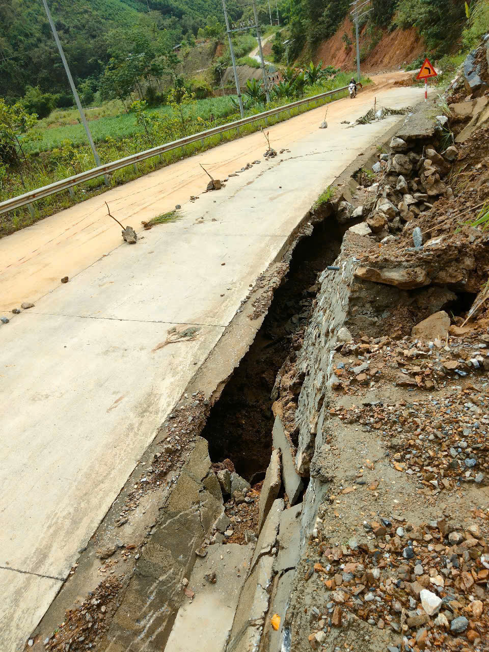Xuất hiện hố sụt lún bất thường tại Tuyên Quang - Ảnh 1.