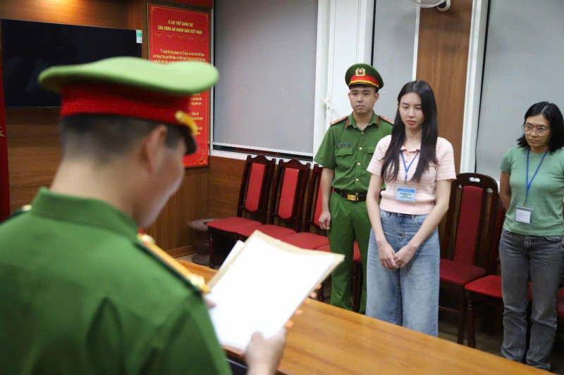 Khám xét nơi ở của hoa hậu Nguyễn Thúc Thùy Tiên - Ảnh 1.