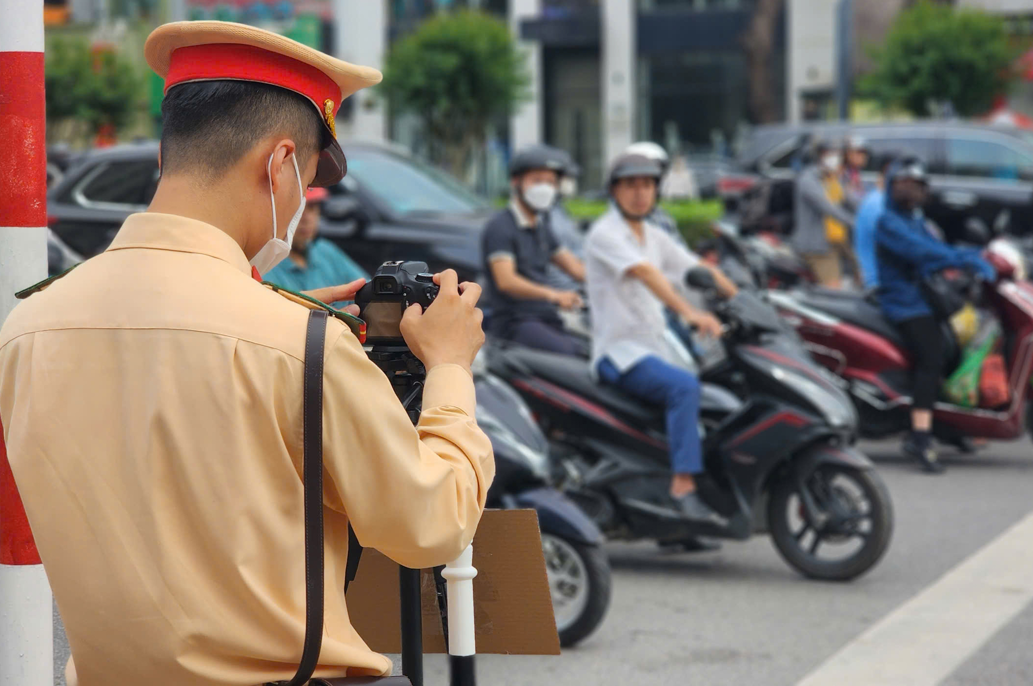 - Ảnh 2. Vì sao CSGT đặt biển công khai 'ghi hình phạt nguội xe máy' tại Hà Nội? - Ảnh 2.