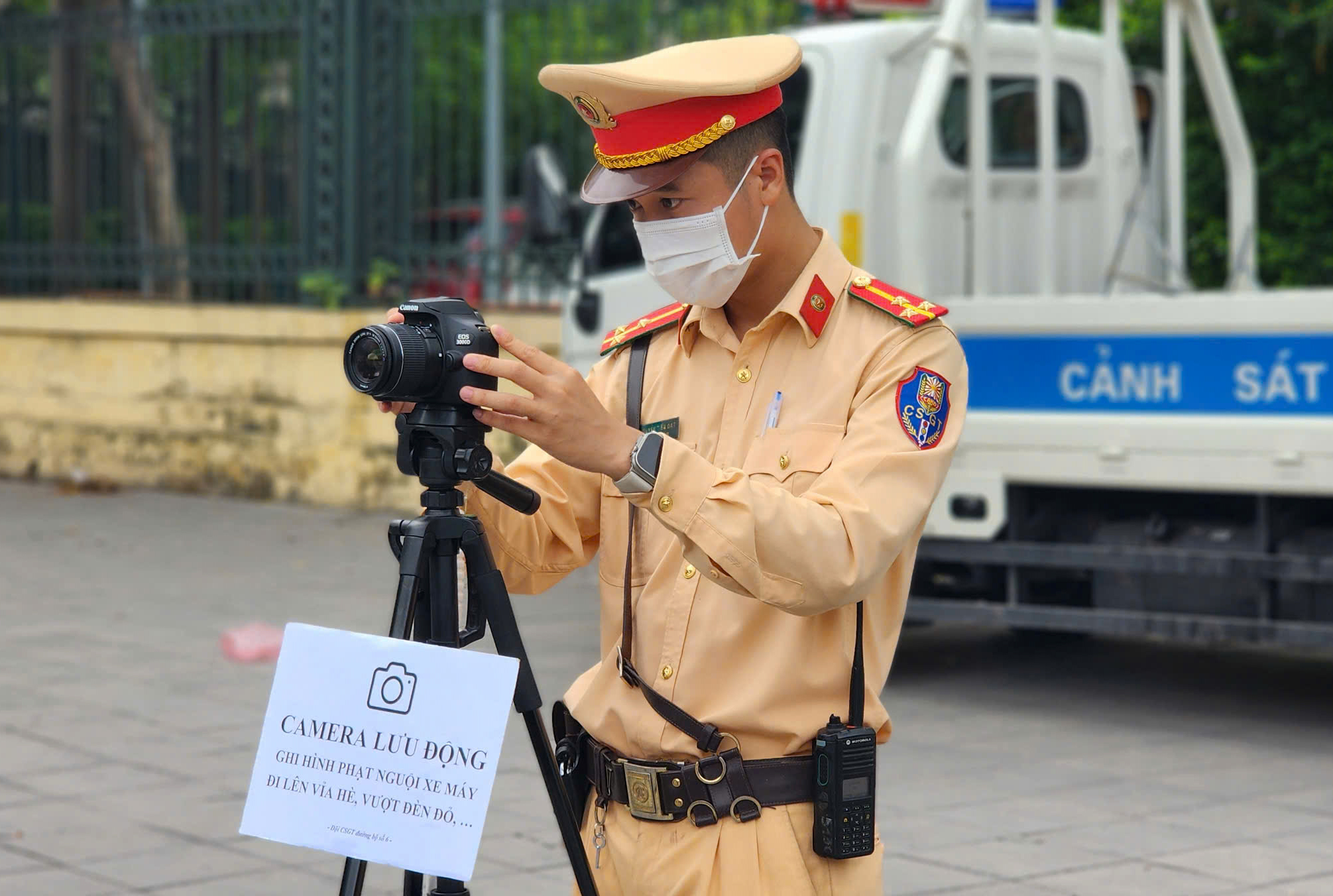 - Ảnh 1. Vì sao CSGT đặt biển công khai 'ghi hình phạt nguội xe máy' tại Hà Nội? - Ảnh 1.