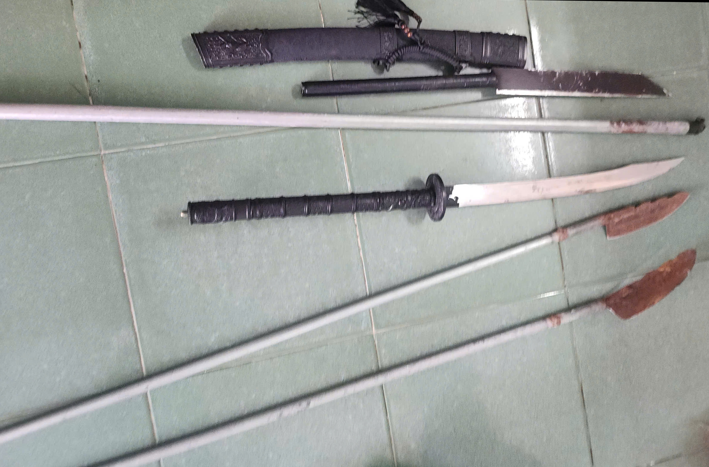 Điều tra vụ 19 người đem hung khí đến nhà người dân đòi nợ- Ảnh 2. Điều tra vụ 19 người đem hung khí đến nhà người dân đòi nợ- Ảnh 2.