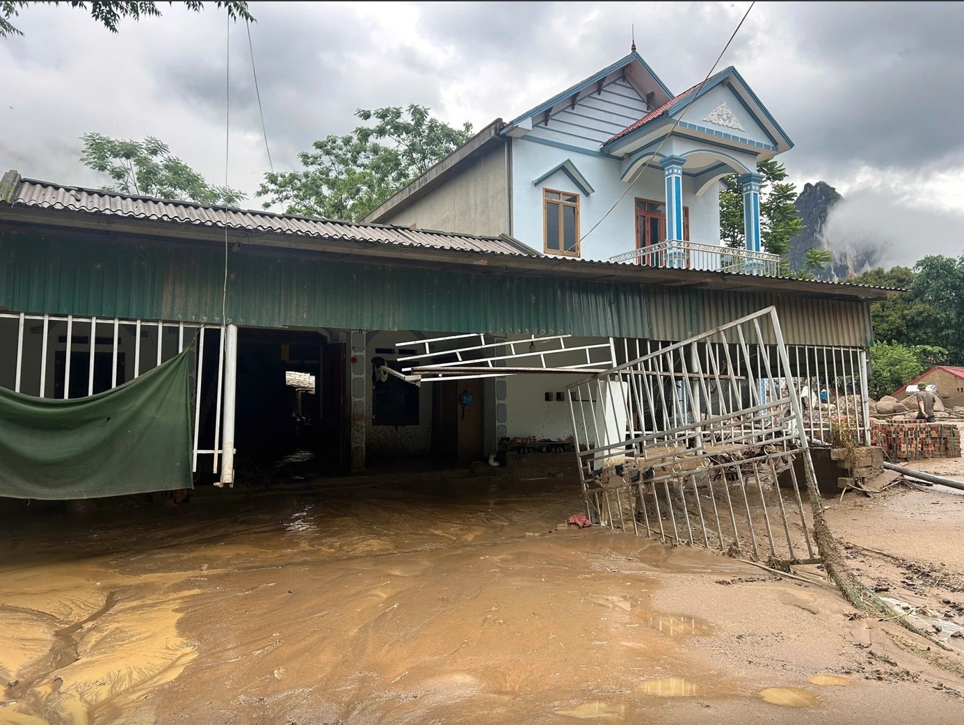 Mưa lớn lịch sử, nắng nóng bất ngờ- Ảnh 1. Mưa lớn lịch sử, nắng nóng bất ngờ- Ảnh 1.