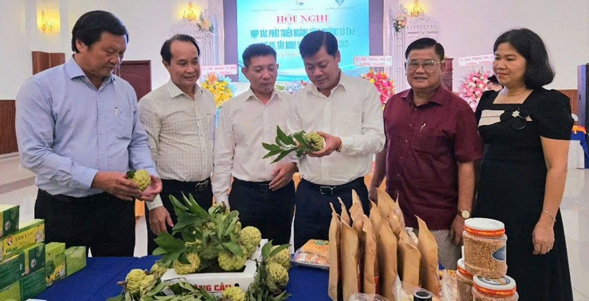 Long An đa dạng hình thức khuyến công và xúc tiến thương mại - Ảnh 2. Long An đa dạng hình thức khuyến công và xúc tiến thương mại - Ảnh 2.