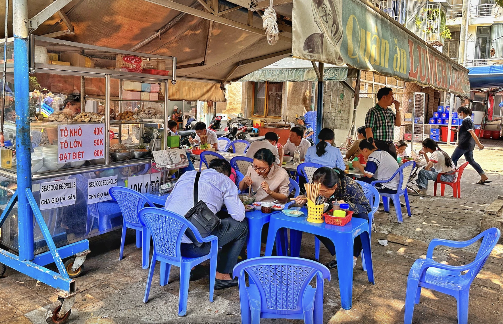 Bà chủ Lunch Lady nổi tiếng thế giới đột tử mất ở Canada - Ảnh 2. Bà chủ Lunch Lady nổi tiếng thế giới đột tử mất ở Canada - Ảnh 2.