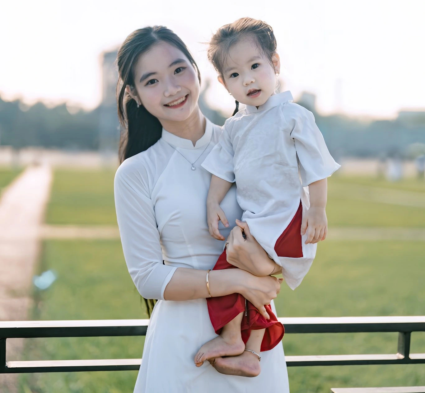 Câu chuyện cảm động về cô gái xinh đẹp bế con lên nhận bằng tốt nghiệp - Ảnh 5.