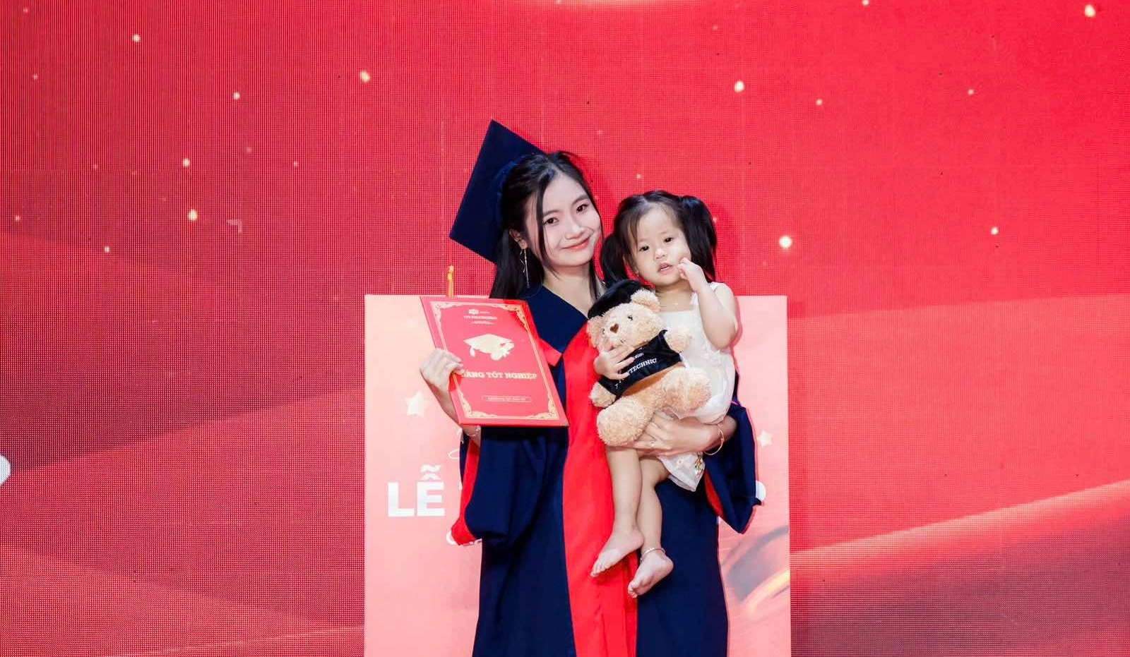 Câu chuyện cảm động về cô gái xinh đẹp bế con lên nhận bằng tốt nghiệp - Ảnh 3.