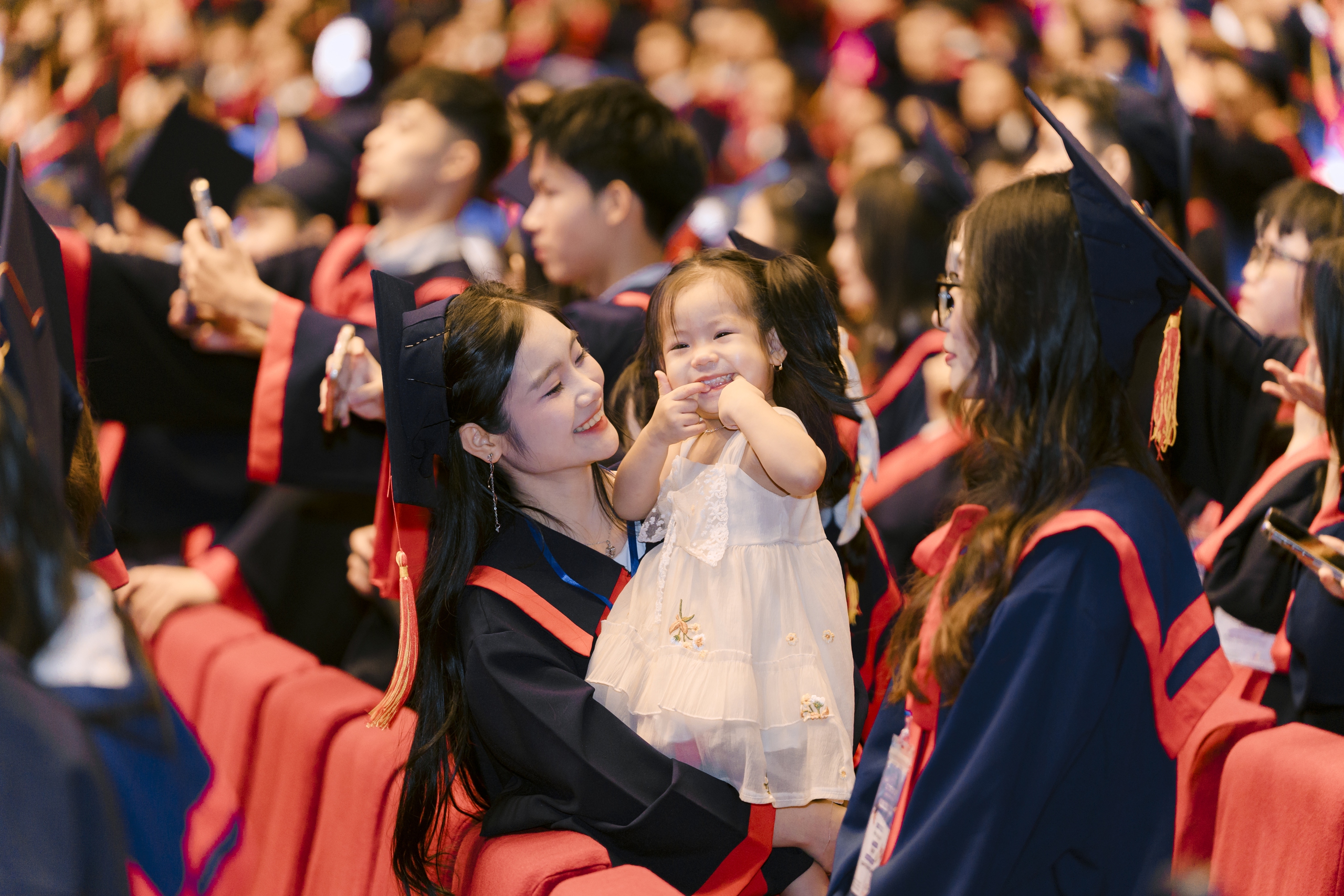 Câu chuyện cảm động về cô gái xinh đẹp bế con lên nhận bằng tốt nghiệp - Ảnh 1.