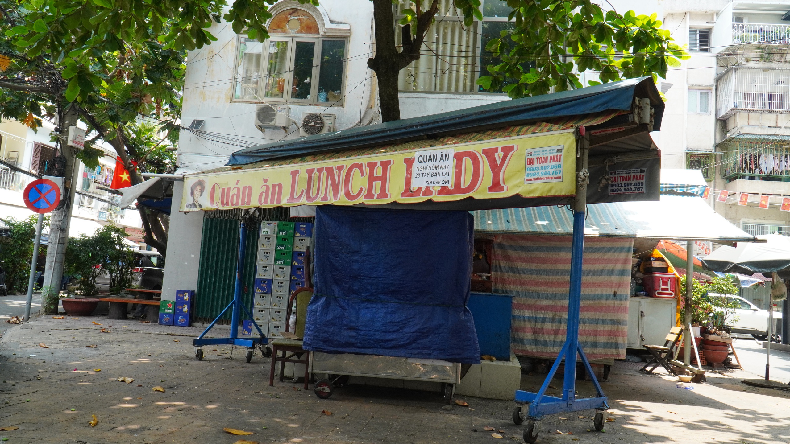 The Lunch Lady qua đời đột ngột: Chồng thương nhớ, quán nhỏ đóng cửa im lìm - Ảnh 2.