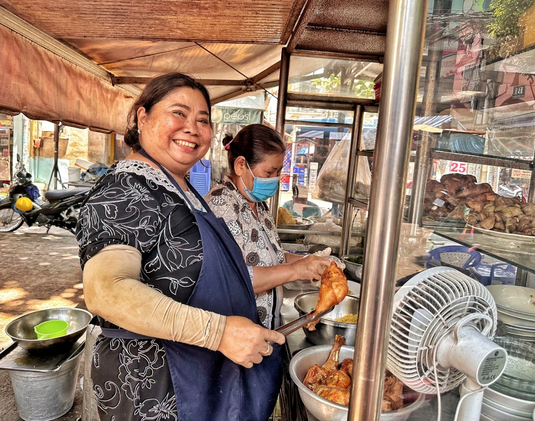 The Lunch Lady qua đời đột ngột: Chồng thương nhớ, quán nhỏ đóng cửa im lìm The Lunch Lady qua đời đột ngột: Chồng thương nhớ, quán nhỏ đóng cửa im lìm