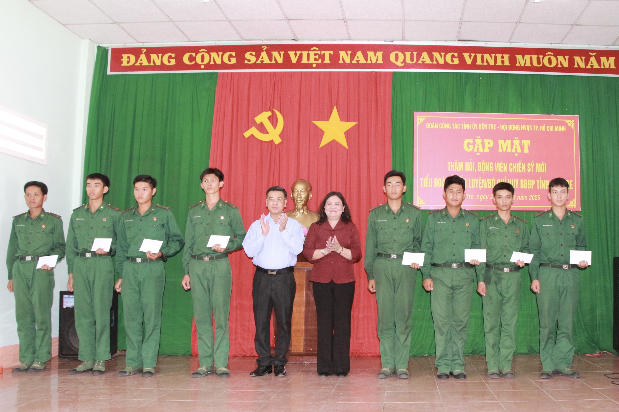 Lãnh đạo TP.HCM thăm động viên 135 chiến sĩ mới đang huấn luyện tại Bến Tre - Ảnh 1.