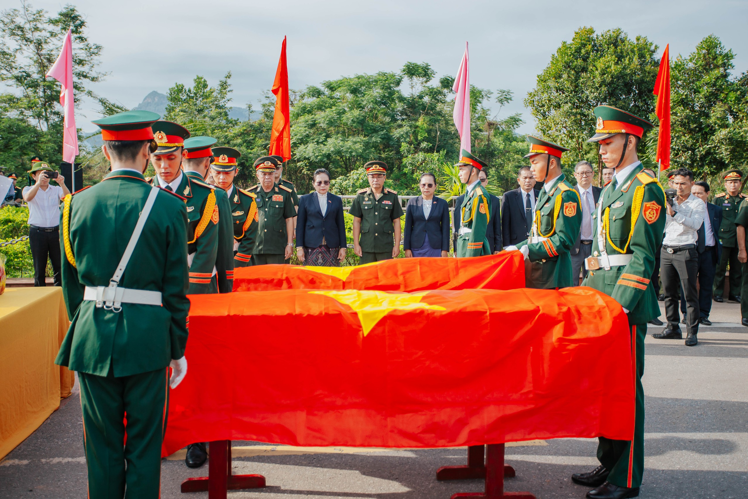 Quảng Trị: Đón 12 hài cốt liệt sĩ tại Lào về an táng tại Việt Nam- Ảnh 5. Quảng Trị: Đón 12 hài cốt liệt sĩ tại Lào về an táng tại Việt Nam- Ảnh 5.