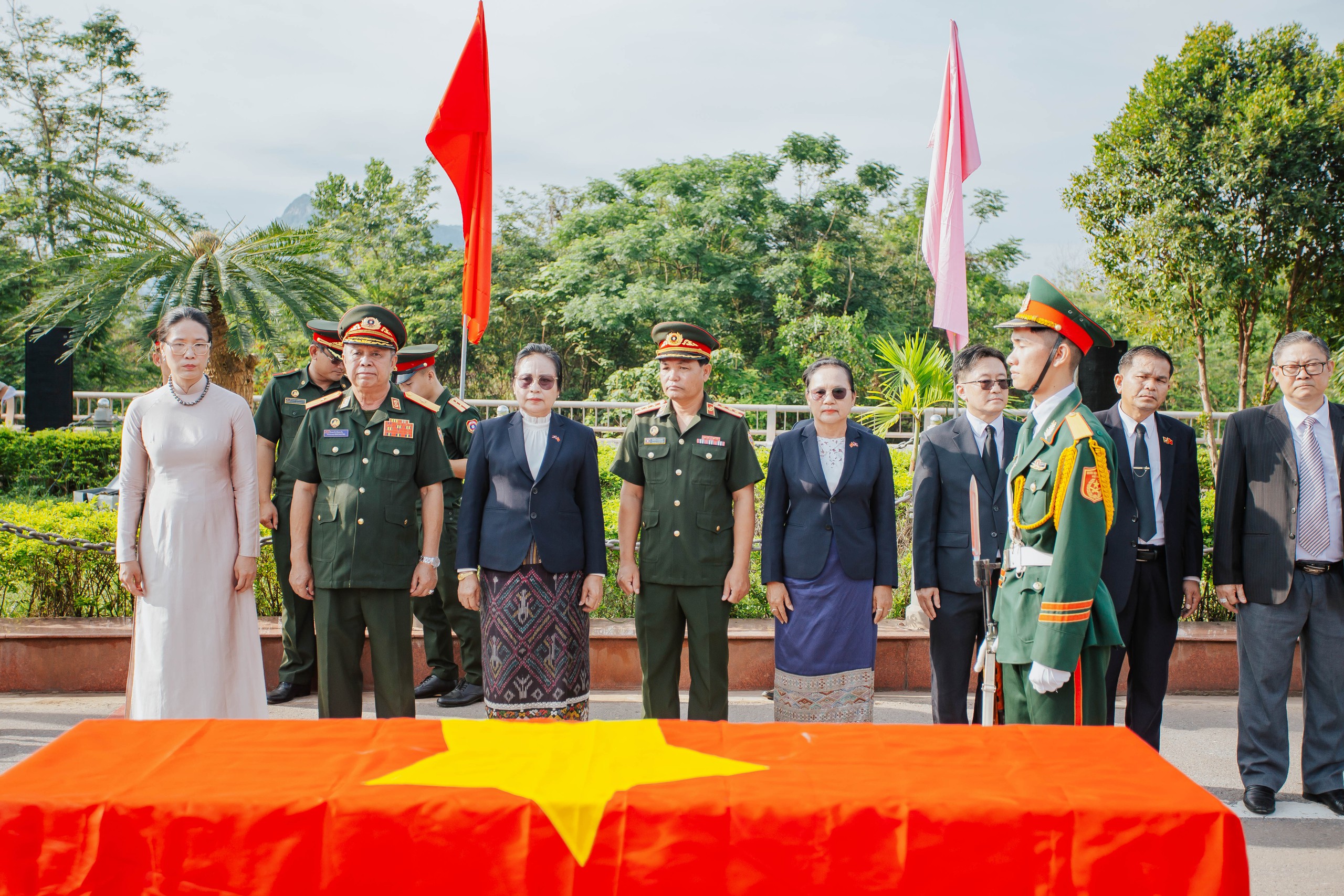 Quảng Trị: Đón 12 hài cốt liệt sĩ tại Lào về an táng tại Việt Nam- Ảnh 6. Quảng Trị: Đón 12 hài cốt liệt sĩ tại Lào về an táng tại Việt Nam- Ảnh 6.